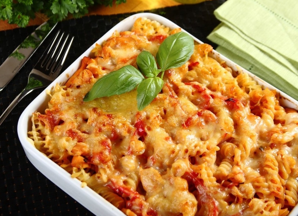 Запеканка с макаронами и курицей в духовке с сыром